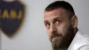 Pemain veteran yang juga mantan pemain timnas Italia, Daniele De Rossi menyatakan pensiun dalam konferensi pers di Buenos Aires, Argentina, Senin (6/1/2020). Daniele De Rossi  yang berusia 36 tahun itu mengumumkan dirinya gantung sepatu dari karier di sepak bola profesional. (Enrique SANTOS / AFP)