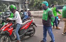 Peserta Demo Razia Ojek Online yang Masih Beroperasi di Kawasan Medan Merdeka Barat