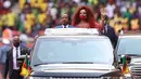Presiden Kamerun Paul Biya (dan Ibu Negara Kamerun Chantal Biya melambai ke penonton selama upacara pembukaan turnamen sepak bola Piala Afrika (CAN) 2021 di Stade d'Olembé di Yaounde (9/1/2022). Kamerun untuk kali kedua menjadi tuan rumah Piala Afrika setelah pada 1972. (AFP/Kenzo Tribouillard)
