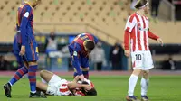 Penyerang Barcelona, Lionel Messi memeriksa penyerang Athletic Bilbao, Asier Villalibre setelah memukulnya pada pertandingan final Piala Super Spanyol di stadion La Cartuja, Senin (18/1/2021). Dalam laga tersebut, Messi menerima kartu merah setelah memukul Asier Villalibre. (AFP/Cristina Quicler)