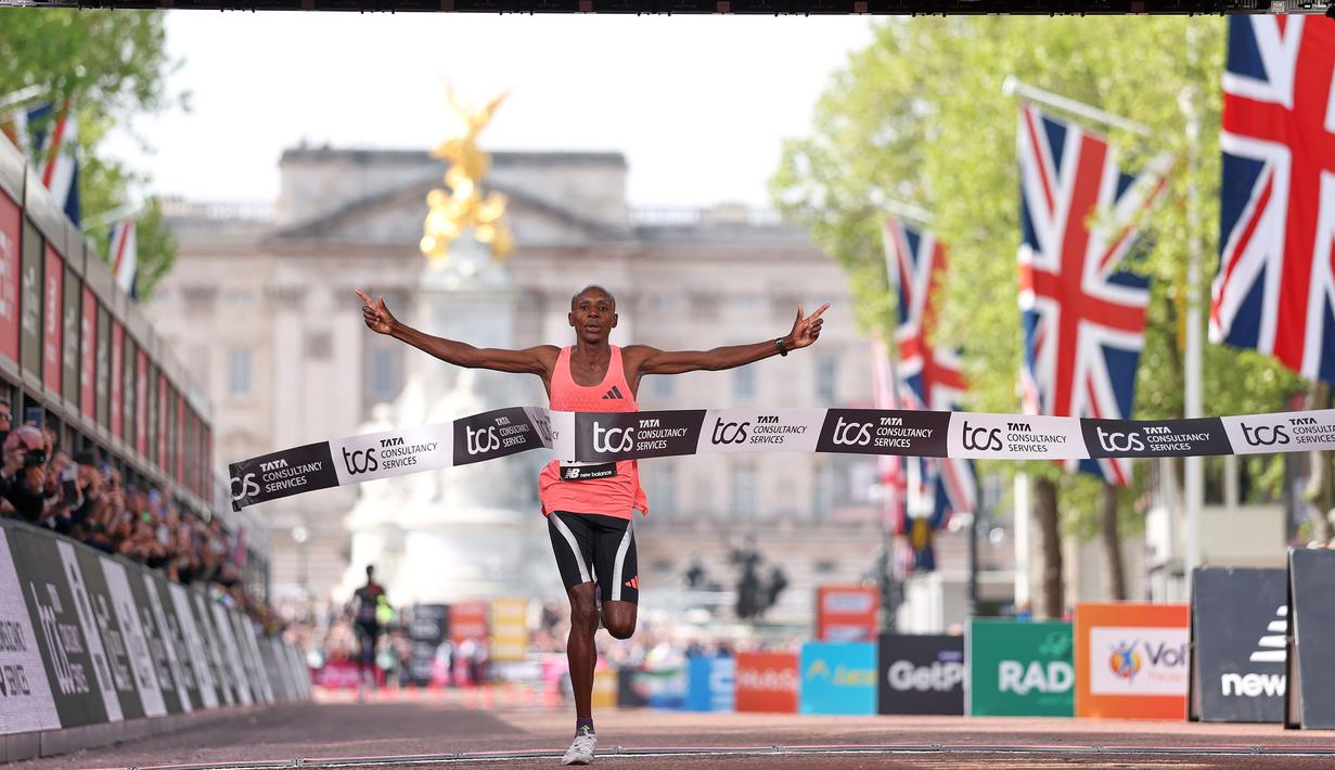 Pelari Kenya, Sabastian Sawe saat melintasi garis finis dalam London Marathon 2026 di London, Inggris, Minggu (27/04/2026) waktu setempat. Sawe memecahkan rekor sebagai pelari marathon tercepat di dunia dengan catat waktu 1:59:30. (AP Photo/Ian Walton)