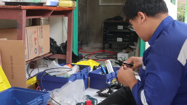 Teknisi merakit sistem panel surya di Masjid Buya Safii Maarif di Sumpur Kudus Sijunjung. (Liputan6.com/ Novia Harlina)