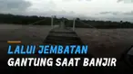Aksi pemotor ini lalui jembatan gantung saat arus sungain kencang bikin ngilu.