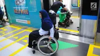 Seorang penyandang disabilitas di stasiun kereta api