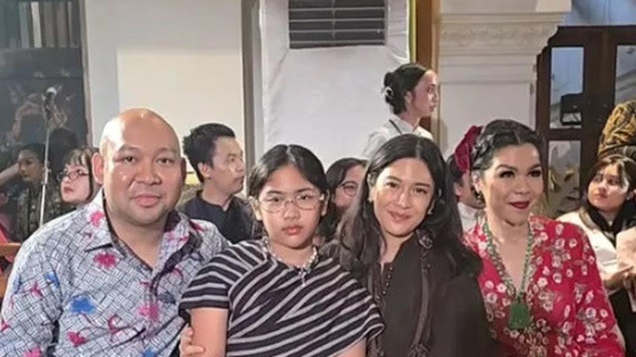 7 Potret Kebersamaan Dian Sastrowardoyo dan Sang Putri yang Beranjak Remaja, Tampil Stylish dengan OOTD Kain Tradisional