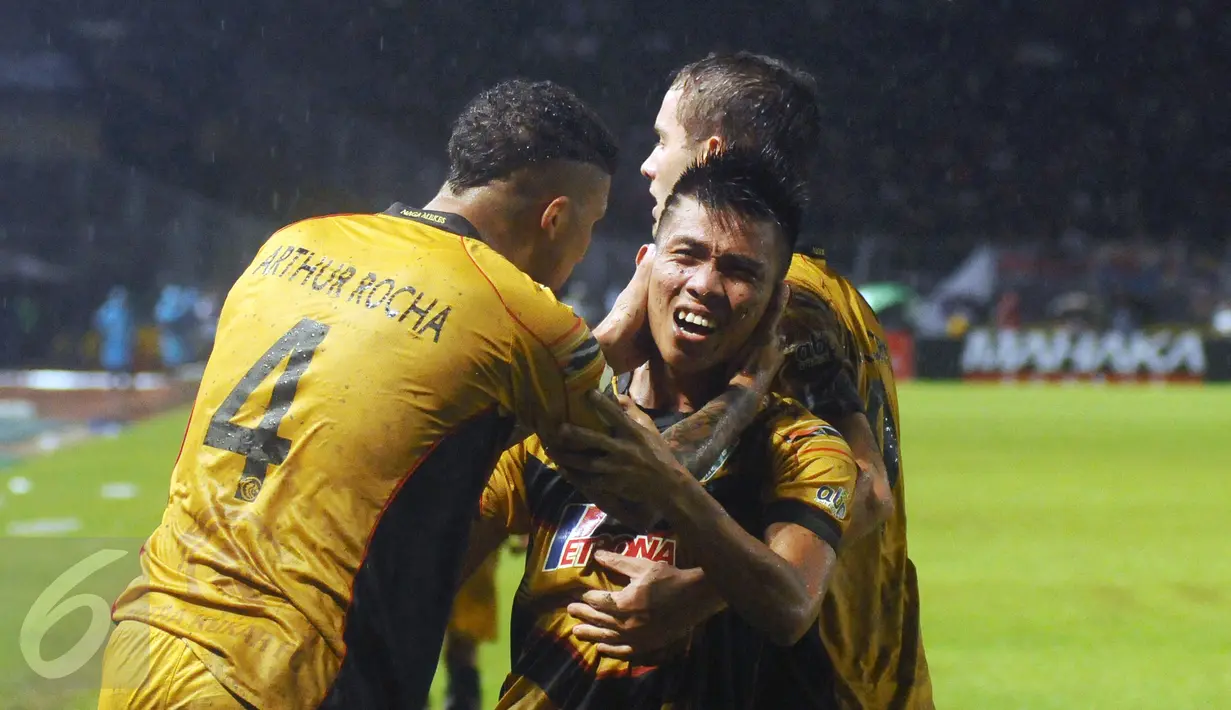 Pemain tengah Mitra Kukar, Yogi Rahadian dipeluk rekan setimnya usai mencetak gol ke gawang Semen Padang di final piala Jenderal Sudirman di Stadion GBK Jakarta, Minggu (24/1/2016). Gol Yogi dicetak pada menit 89. (Liputan6.com/Helmi Fithriansyah)