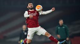 Bek Arsenal, Sead Kolasinac melompat untuk mengontrol bola saat bertanding melawan Molde pada pertandingan grup B Liga Europa di Emirates Stadium di London (5/11/2020). Arsenal menang telak atas Molde 4-1. (AFP/Glyn Kirk)
