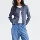 Librarian chic membawa kembali gaya klasik yang rapi dan intelektual lewat cardigan, rok pleats, loafers, hingga aksesori bernuansa vintage. (Foto/Dok: H&M)