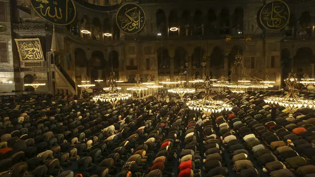 Sholat Witir Adalah Sholat Penutup yang pada Bulan Ramadhan Dilakukan Usai Melaksanakan Sholat Tarawih. Saat Melaksanakan Sholat Witir, Seringkali Surah yang Dibaca Oleh Imam Al-A'la, Al-Kafirun, Al-Ikhlas atau An-Nas. Apa Keutamaannya? (AP Photo/Emrah Gurel)