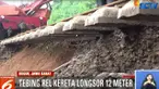 Dipicu hujan, tebing diatas rel tergerus air. Air menggerus tanah bantalan rel dan terjadi longsor.