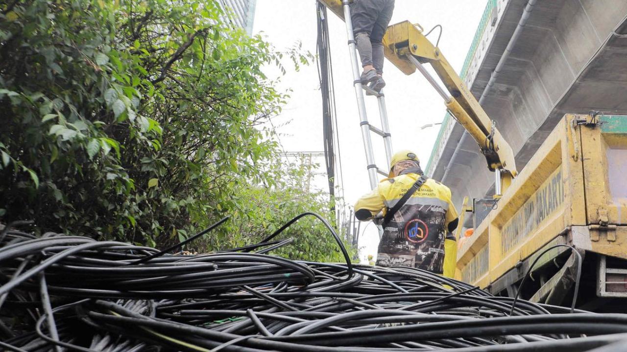 Sampah kabel fiber optik dan tiang-tiang yang telah dipotong ini nantinya akan disimpan di gudang Dinas Bina Marga. <br>