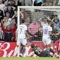 Harry Kane dari Inggris, di lapangan, mencetak gol ketiga timnya selama pertandingan sepak bola persahabatan internasional antara Inggris dan Bosnia dan Herzegovina di St. James Park di Newcastle, Inggris, Senin, 3 Juni 2024. (AP Photo/Scott Heppell)