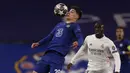 Gelandang Chelsea, Kai Havertz (kiri) mengontrol bola di depan bek Real madrid, Ferland Mendy dalam laga leg kedua semifinal Liga Champions 2020/2021 di Stamford Bridge, London, Rabu (5/5/2021). Chelsea menang 2-0 atas Real Madrid. (AP/Alastair Grant)