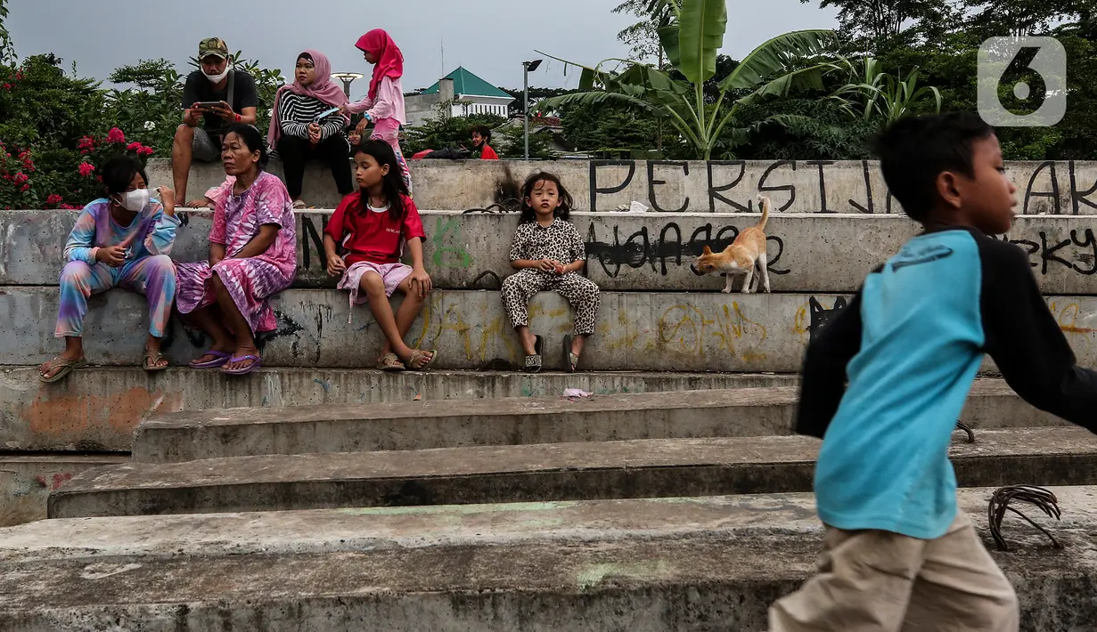 Warga beraktivitas di ruang kota Jalan Inpeksi Tanah Kusir, Jakarta, Senin (19/4/2021). Jalan Inpeksi Tanah Kusir ini menjadi salah satu tempat pilihan warga untuk menghabiskan waktu sembari menunggu berbuka puasa atau ngabuburit. (Liputan6.com/Johan Tallo)