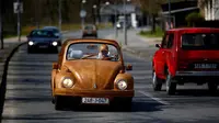 Pria Pensiunan Garap VW Beetle dari Kayu