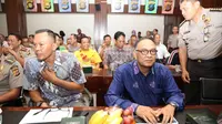 CEO Mahaka Hazani Abdulgani (kacamata) hadir saat rapat koordinasi mnjelang Final Piala Presiden di Ged.Operasional Polda, Jakarta, Selasa (12/10/2015). (Bola.com/Nicklas Hanoatubun).