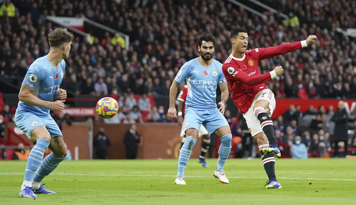 Cristiano Ronaldo. Selain David De Gea, ia juga bermain lumayan di laga melawan Manchester City. Tampak bekerja keras untuk kembali menjadi penyelamat bagi Setan Merah. Mampu membuat dua peluang di babak pertama. Layak diberi nilai 6. (AP/Jon Super)