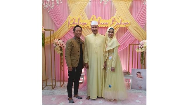 Momen akikah ini dipenuhi rasa bahagia, terbukti dari raut wajah Kartika Putri dan Suami.