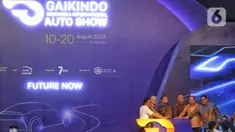 Menteri Koordinator Bidang Perekonomian Airlangga Hartarto (ketiga kiri) bersama Menteri Perindustrian Agus Gumiwang Kartasasmita (keempat kiri) menekan tombol saat membuka ajang Gaikindo Indonesia International Auto Show atau GIIAS 2023 di ICE BSD, Tangerang Selatan, Kamis (10/8/2023). (Liputan6.com/Angga Yuniar)