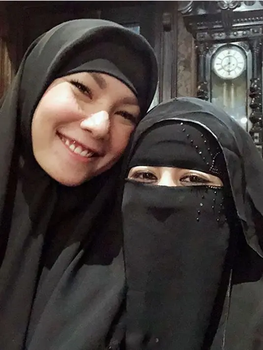 Dengan tegas, ibu satu anak itu menjawab bahwa dirinya belum siap menutup aurat seperti yang diwajibkan kaum muslimah. Ia berhijab lantaran mengikuti sebuah kajian sahabatnya. (Instagram/kalinaocktaranny)