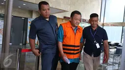 Deputi Bidang Informasi Hukum dan Kerja sama Badan keamanan laut (Bakamla), Eko Susilo Hadi saat dikawal petugas penyidik usai ditahan KPK, Jakarta, Kamis (15/12). Sebelumnya, KPK melakukan OTT di dua lokasi di Jakarta. (Liputan6.com/Helmi Afandi)