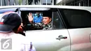 Ketua DPR Ade Komarudin menyapa awak media dari dalam mobil usai memberikan keterangan terkait isu pergantian ketua DPR di Gedung Nusantara III, Kompleks Parlemen, Senayan, Jakarta, Selasa (29/11). (Liputan6.com/Johan Tallo)
