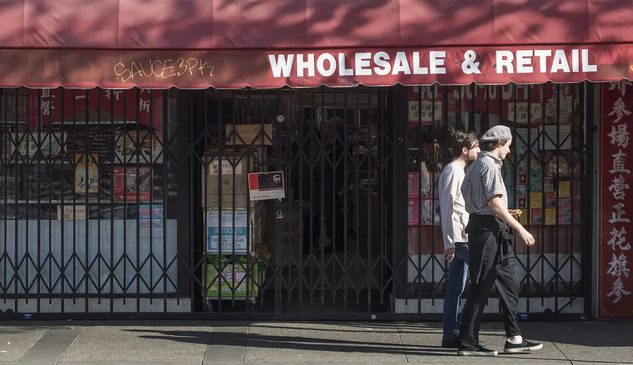 Orang-orang berjalan di Pecinan Los Angeles yang sepi karena sebagian besar menjauh karena takut akan virus corona novel, COVID-19, setelah AS kini memiliki 15 kasus yang dikonfirmasi, di Los Angeles, California (13/2/2020). (AFP/Mark Ralston)