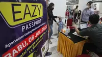 Warga mengajukan permohonan paspor secara kolektif lewat layanan Eazy Passport yang merupakan program unggulan Dirjen Imigrasi, Kementerian Hukum dan HAM di Balai Warga Apartemen Gading Mediterania Residences (GMR), Kelapa Gading, Jakarta Utara, Rabu (6/7/2022). (Liputan6.com)