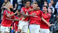 Bek Manchester United asal Belanda #04, Matthijs de Ligt (2R), merayakan gol kedua mereka di menit-menit akhir bersama rekan satu timnya dalam pertandingan Premier League Inggris antara Tottenham Hotspur dan Manchester United di Stadion Tottenham Hotspur, London, pada 8 November 2025. (Ben STANSALL/AFP)