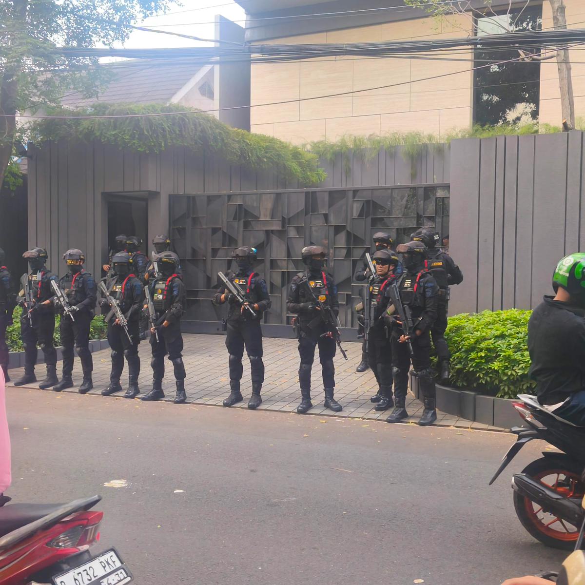 Rumah Silmy Karim Digeledah KPK, Brimob Bersenjata Lengkap Diterjunkan