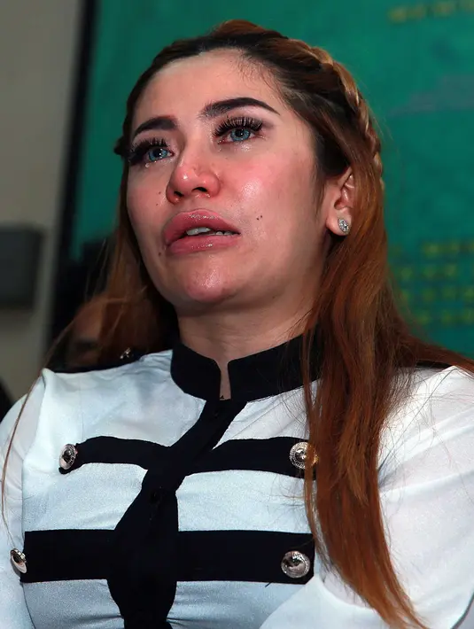 Air mata benar-benar menutupi wajah cantik dari Cinta Penelope. (Deki Prayoga/Bintang.com)