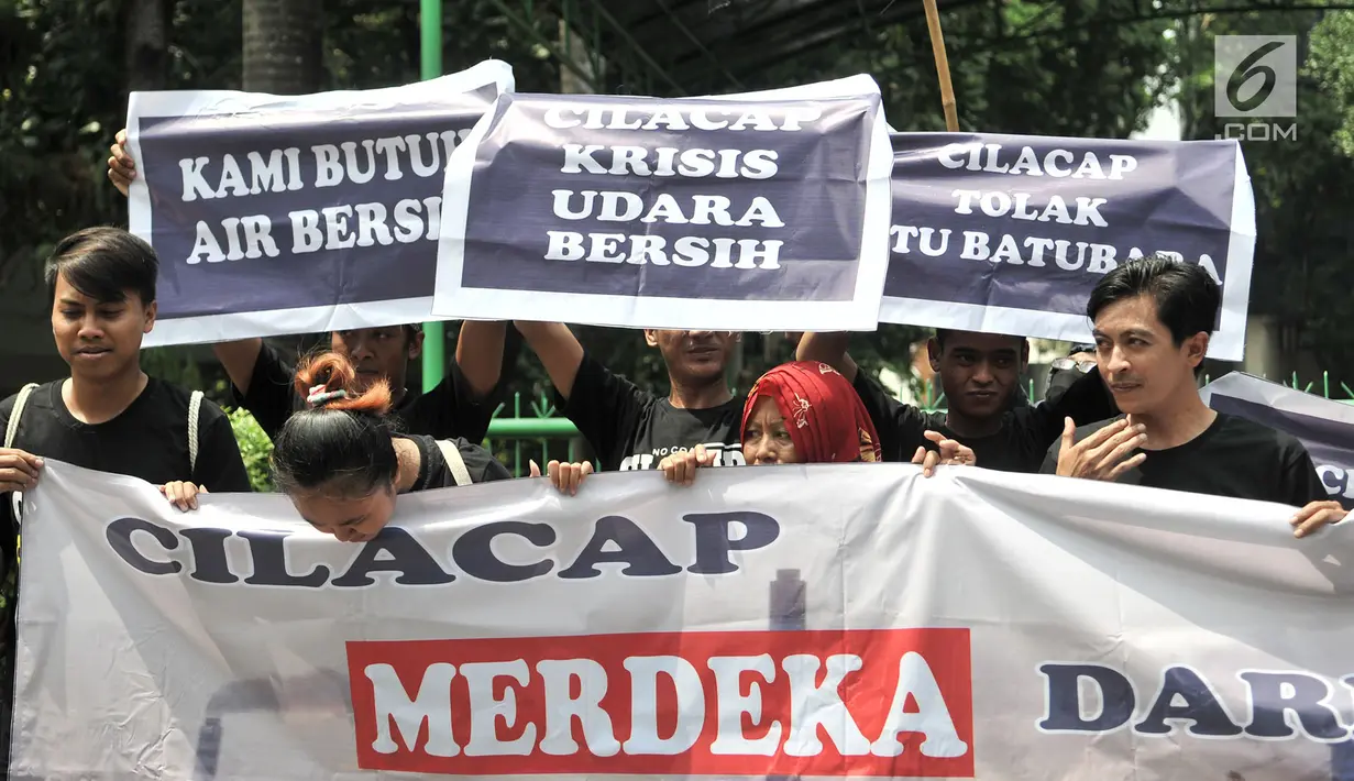 Aktivis Forum Masyarakat Winong Peduli Lingkungan (FMWPL) saat unjuk rasa di depan Kantor Kementerian Lingkungan Hidup dan Kehutanan (LHK), Jakarta, Kamis (13/9). Aktivis menuntut Kementerian LHK menginvestigasi PLTU Cilacap. (Merdeka.com/Iqbal Nugroho)