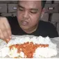 Viral YouTuber Kuli Bangunan Mukbang Sederhana, Hanya Makan Nasi dan Sambal (Sumber: YouTube/Afi Udin)