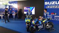 Suzuki resmi meluncurkan motor GSX-RR untuk MotoGP 2017 serta memperkenalkan duet pebalap baru Andrea Iannone dan Alex Rins dalam acara peluncuran tim di Sepang, Malaysia, Minggu (29/1/2017). (Bola.com/Twitter/suzukimotogp)