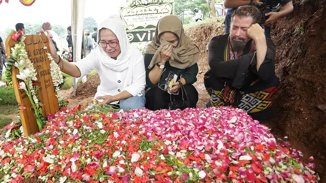 [Fimela] Pemakaman Ria Irawan