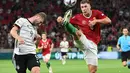 Penyerang Jerman, Timo Werner berebut bola dengan bek Hungaria, Willi Orban pada pertandingan grup A3 UEFA Nations League di Puskas Arena di Budapest, Minggu (12/6/2022). Hasil imbang ini membuat Jerman menduduki tempat ketiga klasemen grup dengan tiga poin, sedangkan Hungaria mengumpulkan empat poin. (AFP/Attila Kisbenedek)