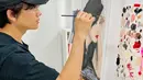 Ketika ditanya genre apa yang paling cocok bagi mereka jika hubungan mereka dijadikan sebuah film, Ji Sung menjawab, “Action! Salah satu produser memberi tahu kami bahwa mereka ingin mengcasting kami. Pada pertemuan pertama, kami hanya aktor senior dan junior. Tidak ada ketertarikan (romantis), tapi aku rasa kami bisa lebih akrab dan lebih baik lagi saat bertengkar.” (Foto: Instagram/ lee.b0.young)