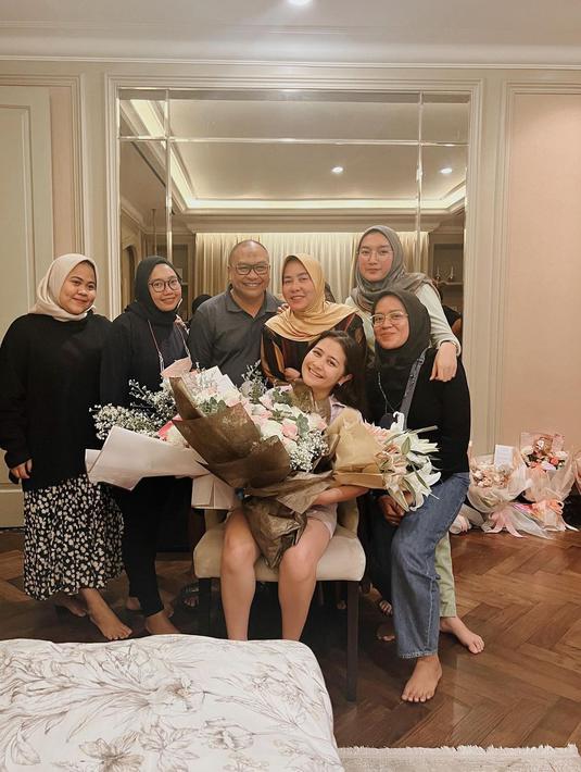 Setelah dirundung sakit dan kehilangan senyuman, Prilly Latuconsina kini tertawa lepas sampai lupa lagi sakit. Para sahabat memberinya kejutan. “Tapi ternyata mereka dateng ngasih surprise dan bikin ketawa sampe lupa kalo lagi sakit. Terima kasih ya semuanya! Aku bahagia sekali ada kalian! I'm so grateful to have you all in my life!” Prilly Latuconsina mencuap. (Foto: Dok. Instagram @prillylatuconsina96)