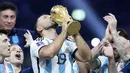 Ada pemandangan menarik saat Argentina berpesta merayakan gelar juara Piala Dunia 2022. (AP Photo/Martin Meissner)