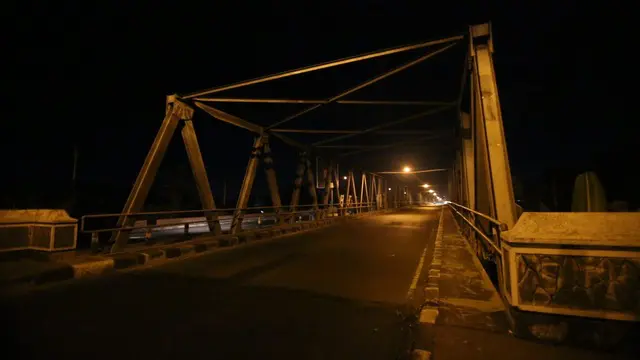 Jembatan Bacem yang membelah kali Bengawan Solo ini tersohor di kala masa pemberontakan Partai Komunis Indonesia. Dahulu, di tempat ini menjadi tempat eskekusi mati. 