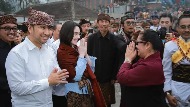 6 Potret Arumi Bachsin Temani Suami Lepas Pawai Ogoh-ogoh di Tosari, Rangkaian Nyepi 2025