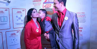 Pasangan Titi Kamal dan Christian Sugiono dikaruniai seorang anak. Pasangan ini juga terkenal romantis dan jauh dari gosip rumah tangganya. (Deki Prayoga/Bintang.com)