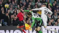 Federico Valverde dari Real Madrid, kanan, menantang Juan Miranda dari Betis selama pertandingan sepak bola La Liga Spanyol antara Real Betis dan Real Madrid di stadion Benito Villamarin di Seville, Spanyol, Minggu, 5 Maret 2023. (AP Photo/Jose Breton)