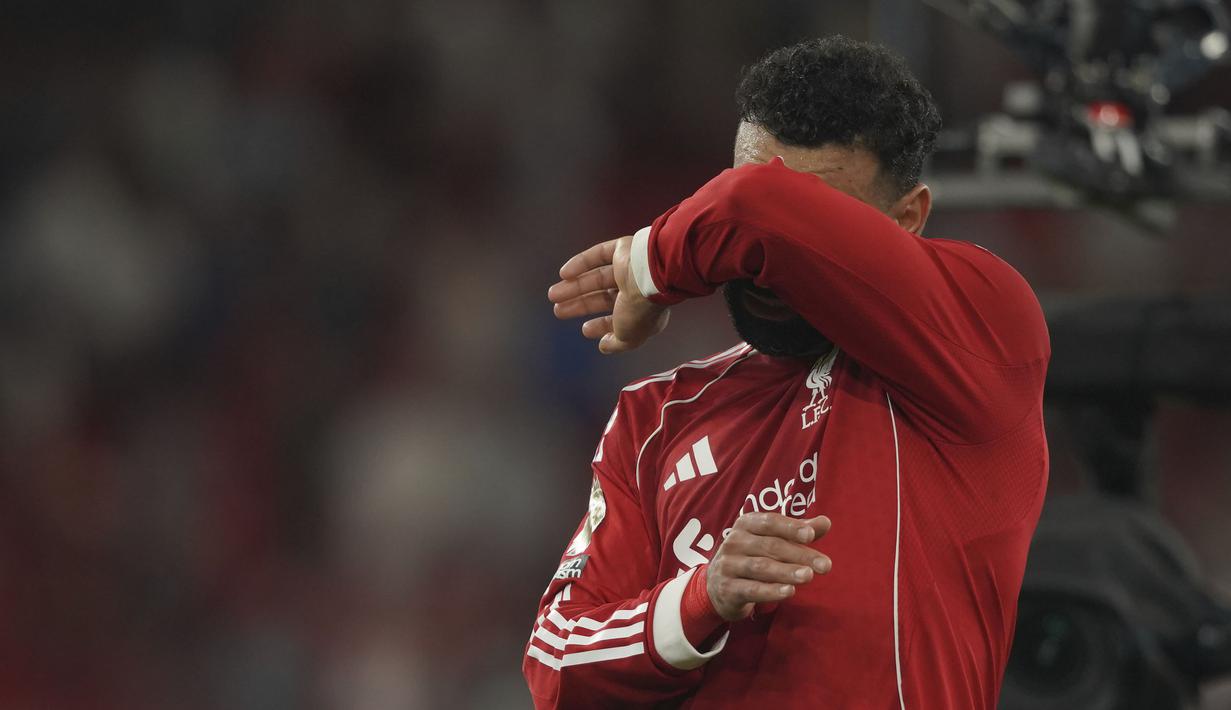 Pemain Liverpool, Mohamed Salah menyeka air matanya saat memberikan penghormatan untuk mendiang Diogo Jota setelah laga Liga Inggris 2024/2025 melawan Bournemouth di Anfiled, Liverpool, Inggris, Jumat (15/08/2025) waktu setempat. (AP Photo/Ian Hodgson)