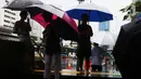 Anak-anak menawarkan jasa ojek payung di tengah hujan yang turun di kawasan Bundaran HI, Jakarta, Senin (3/2/2020). Hujan deras yang mengguyur sejumlah wilayah di DKI Jakarta dimanfaatkan para pengojek payung untuk mencari penghasilan tambahan. (Liputan6.com/Angga Yuniar)