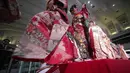 Sejumlah wanita mengenakan busana kimono setelah pembukaan pasar saham untuk tahun ini di Bursa Saham Tokyo, Jepang (4/1). Saham Tokyo melonjak pada hari pertama pembukaan pasar saham. (AP Photo/Kazuhiro Nogi)