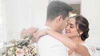 Darius Sinathrya dan Donna Agnesia merayakan usia pernikahan mereka yang berjalan 15 tahun (https://www.instagram.com/p/CYFaF_2Pdgg/)