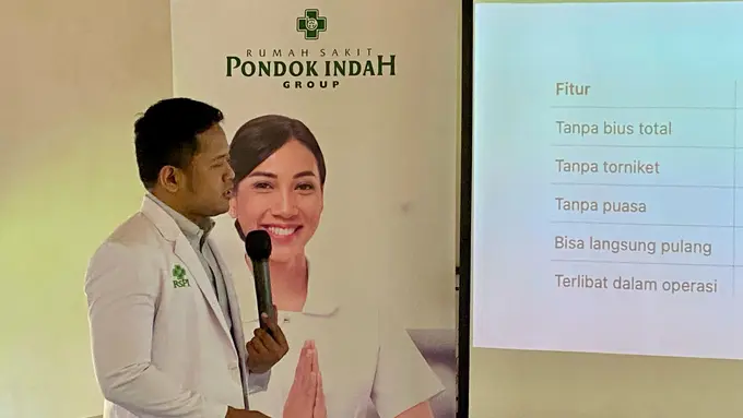 dr. Oryza Satria, Sp. OT, (K) sedang memaparkan materi mengenai prosedur WALANT (Foto Dok: RS Pondok Indah)