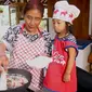 Susi Pudjiastuti saat memasak ikan layur bersama cucunya. (dok. YouTube Susi Pudjiastuti)