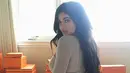 Kylie Jenner memang dikenal miliki bokong yang seksi. Namun fans menemukan bahwa editan foto bokong Kylie Jenner di sini benar-benar terlihat. Coba perhatikan kantung celana jeansnya! (instagram/kyliejenner)